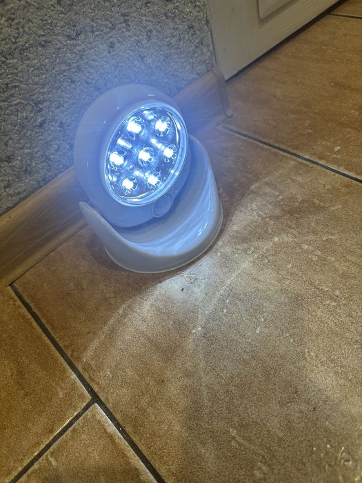 Lampka nocna z czujnikiem ruchu