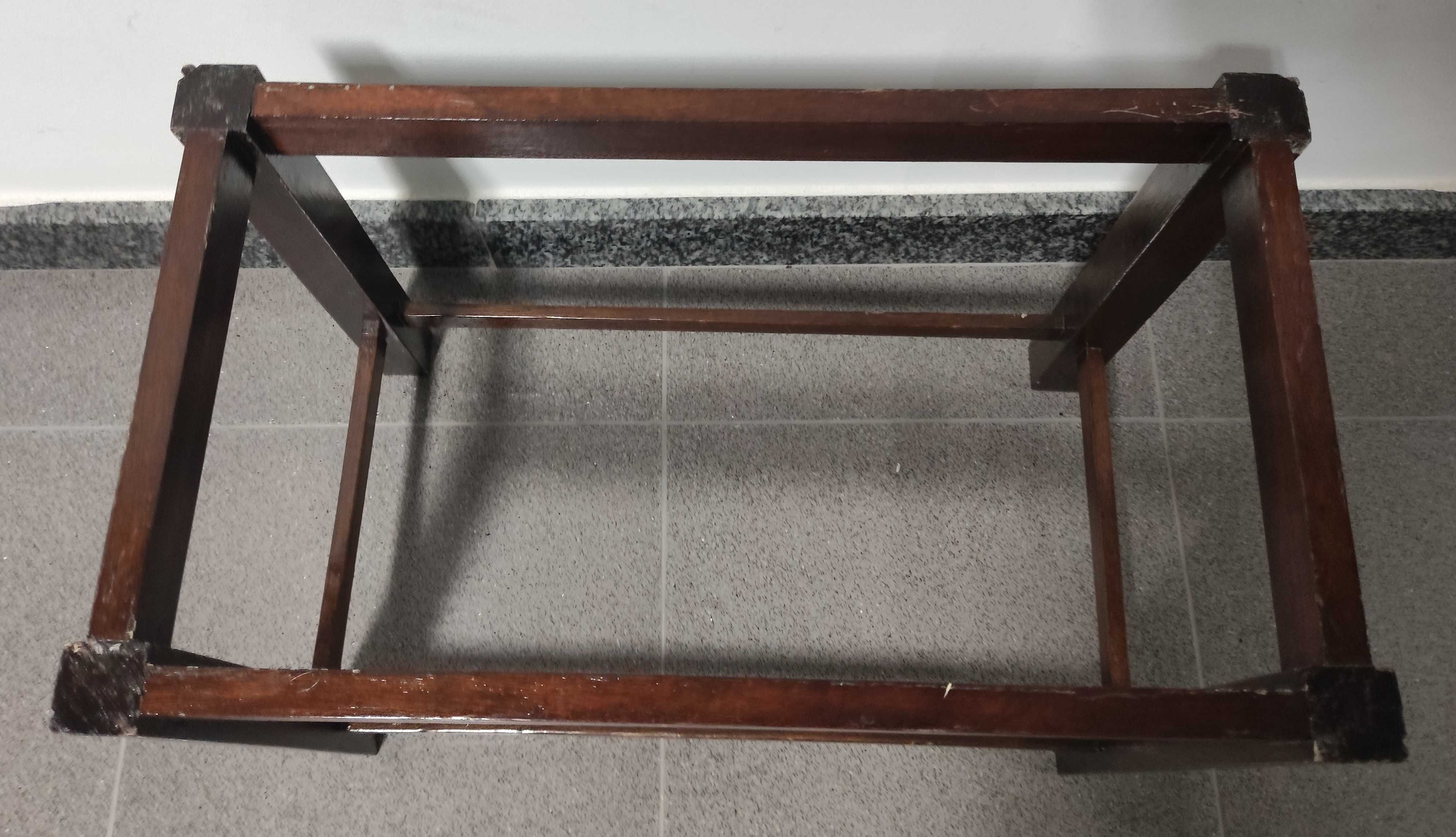 Mesa de apoio com tabuleiro removível