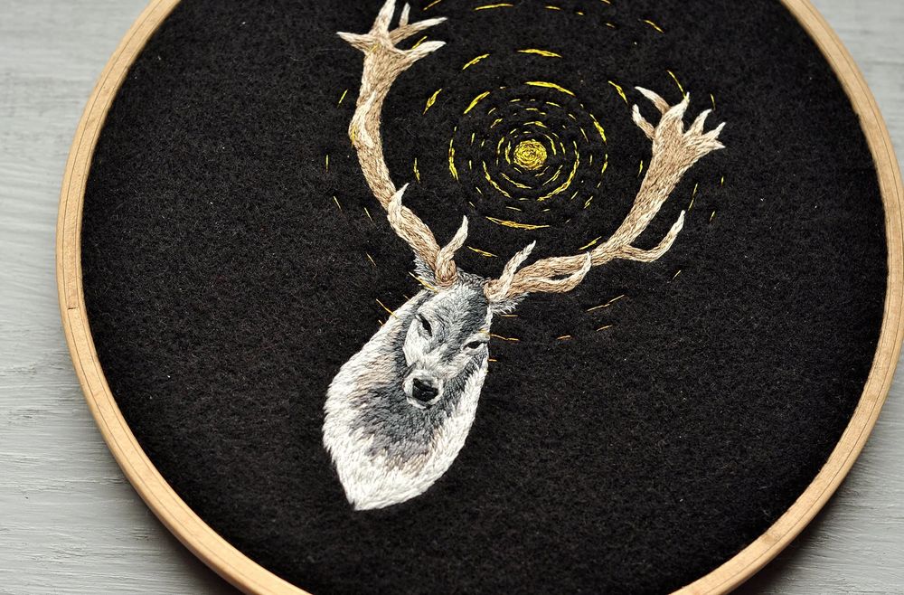 Haft ręczny, biały jeleń na czarnym tle, ładna ozdoba na ścianę