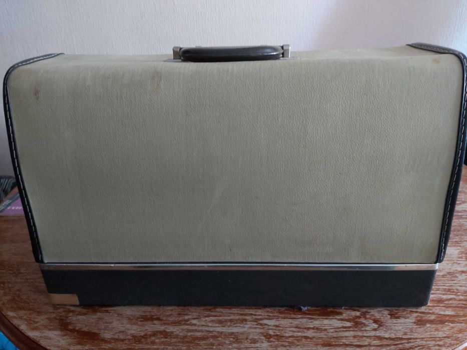 Швейна машинка Veritas, електродвигун, ножна педаль. ГДР