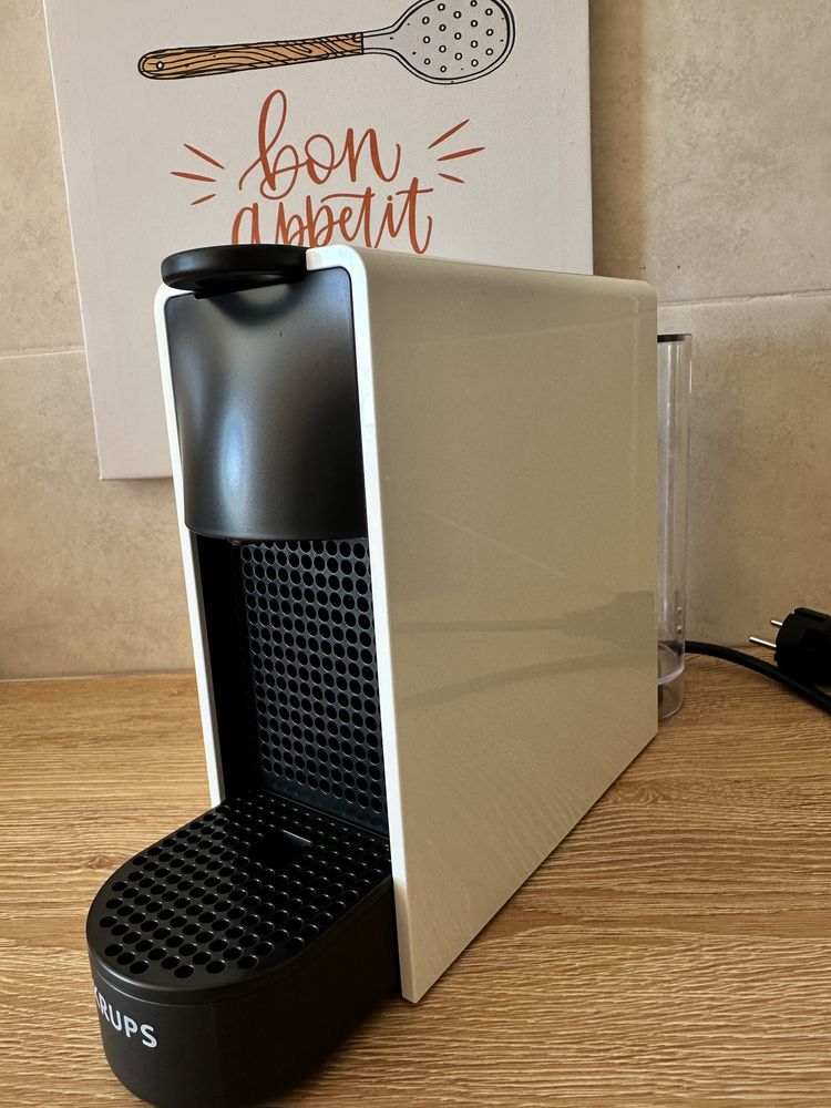 Máquina de Café Nespresso Essenza Mini - Como Nova(usada uma unica vez