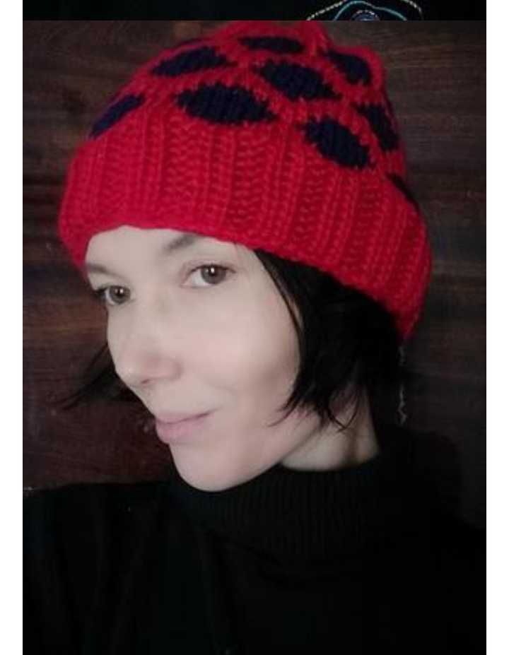Шапка в'язана червона, шапочка жіноча зимова handmade