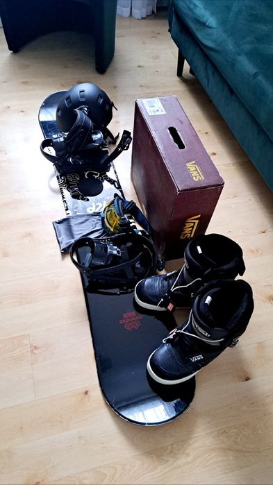Sprzedam deskę snowboardową w komplecie z butami, kaskiem i goglami.