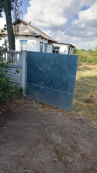 продам не дорого хату в селі шпендівка з великою ділянкою землі
