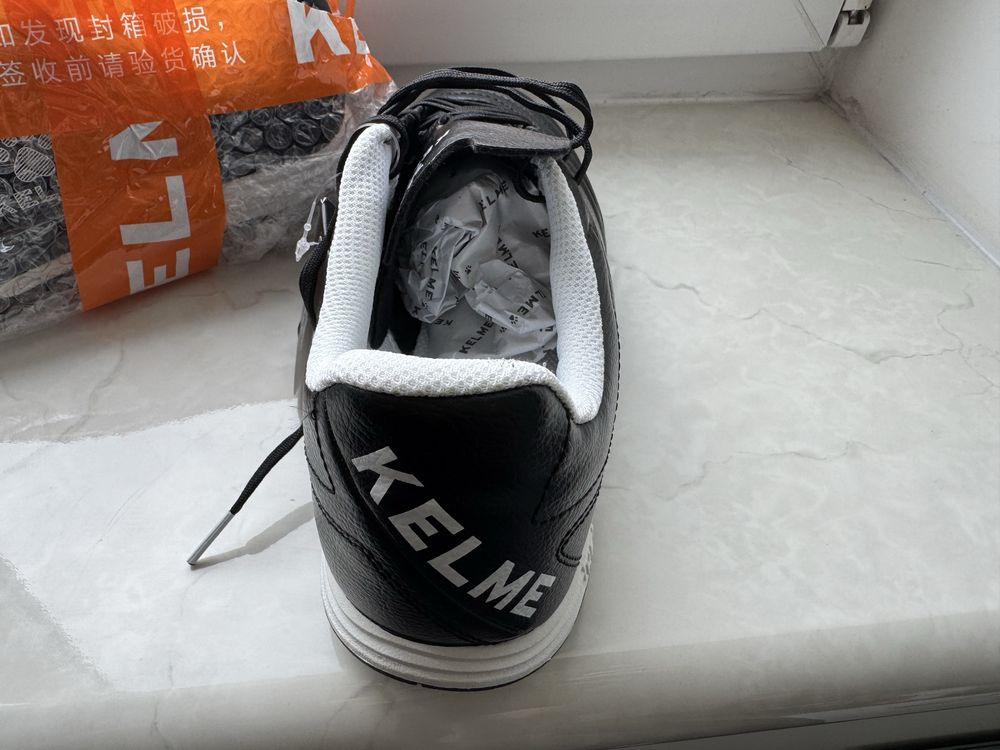 KELME 41р. Кросівки Сороконіжки Нові