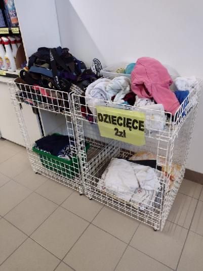 Regały wieszaki do sklepu z odzieżą używana