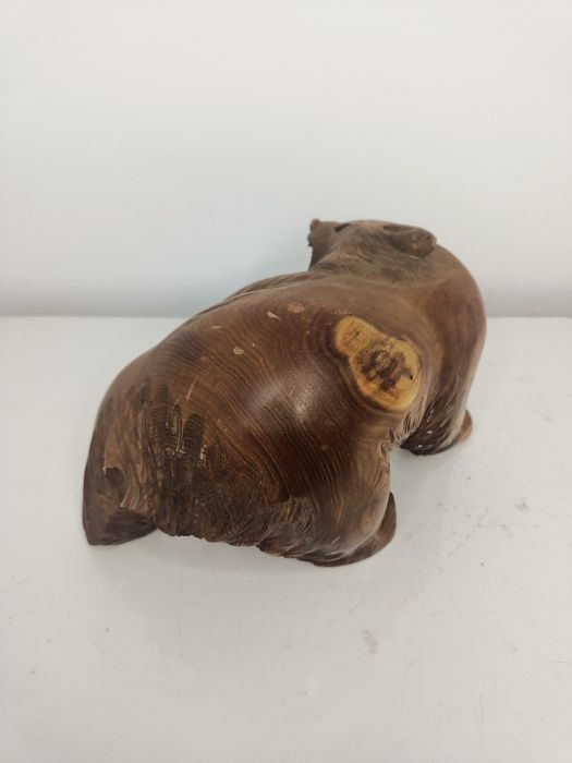 Drewniana rzeźba niedźwiedzia