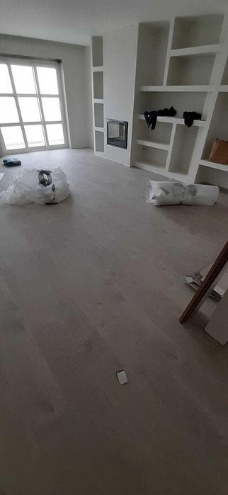 Aplicação de chão flutuante e rodapé