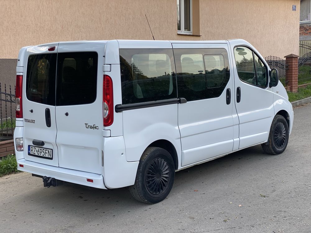 Renault Trafic 9 osobowy lift 2.0 cdi Klima Hak Nowe opony Stan Ideal