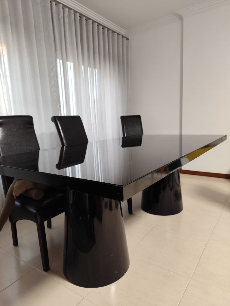 Mesa e cadeiras variáveis