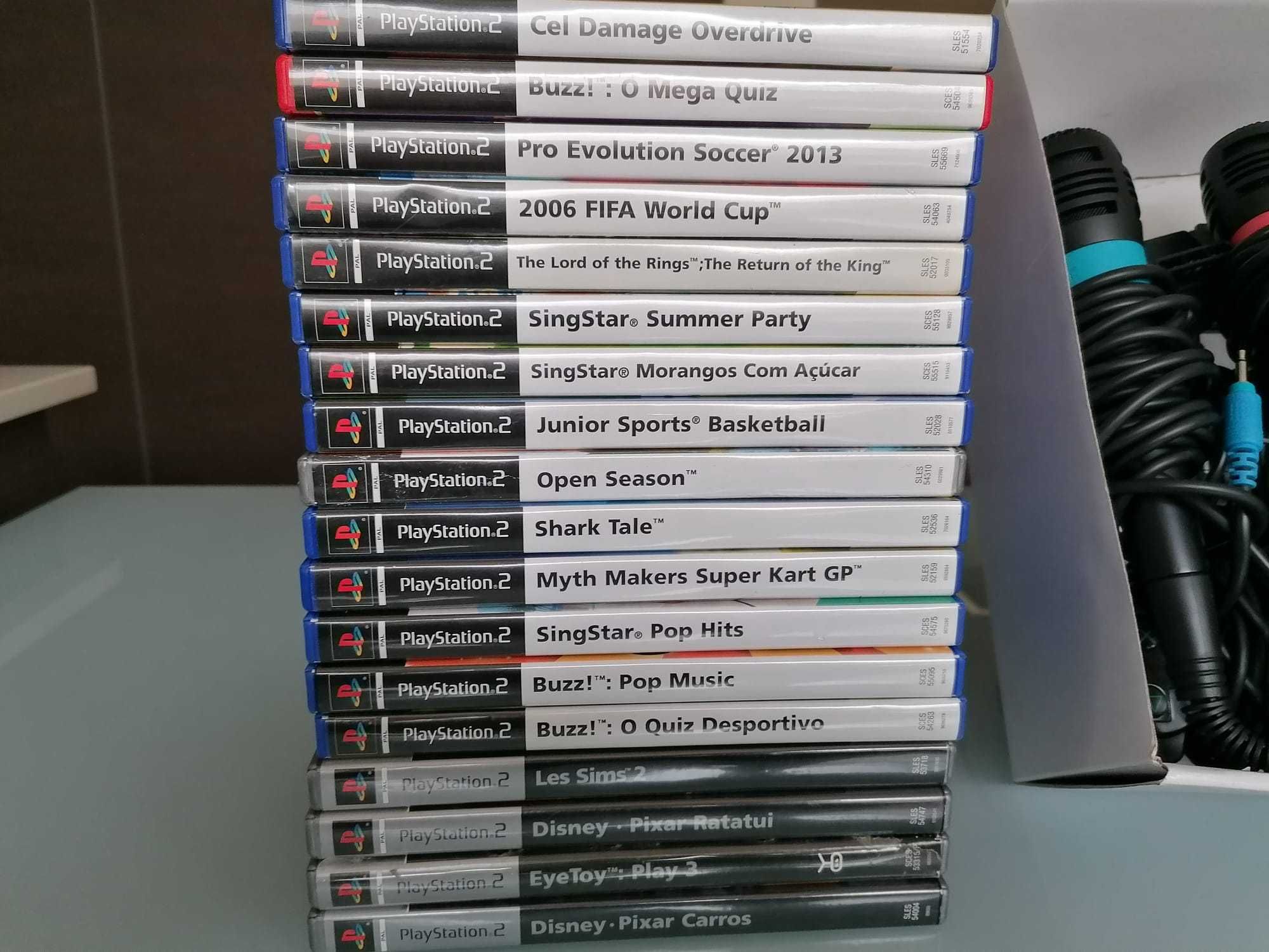 PlayStation2 com vários jogos e comandos