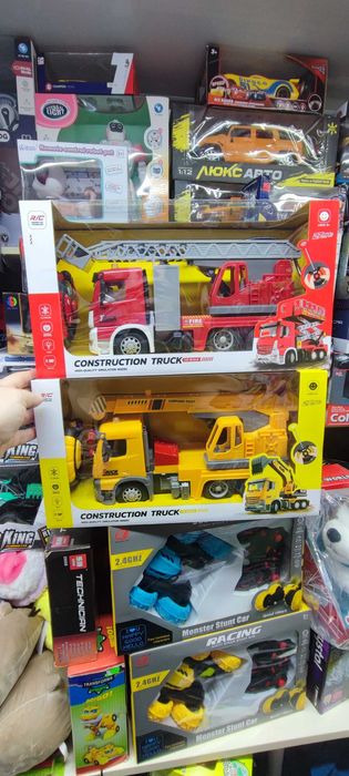 Автокран та пожежна машина на радіокеруванні з Німеччини