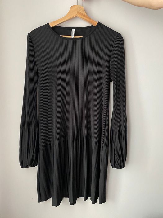 Sukienka czarna Stradivarius S