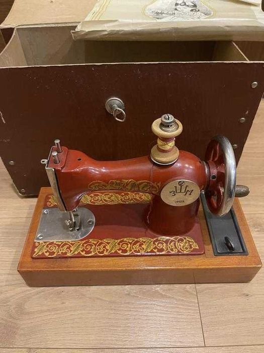 Іграшкова вінтажна швейна машинка