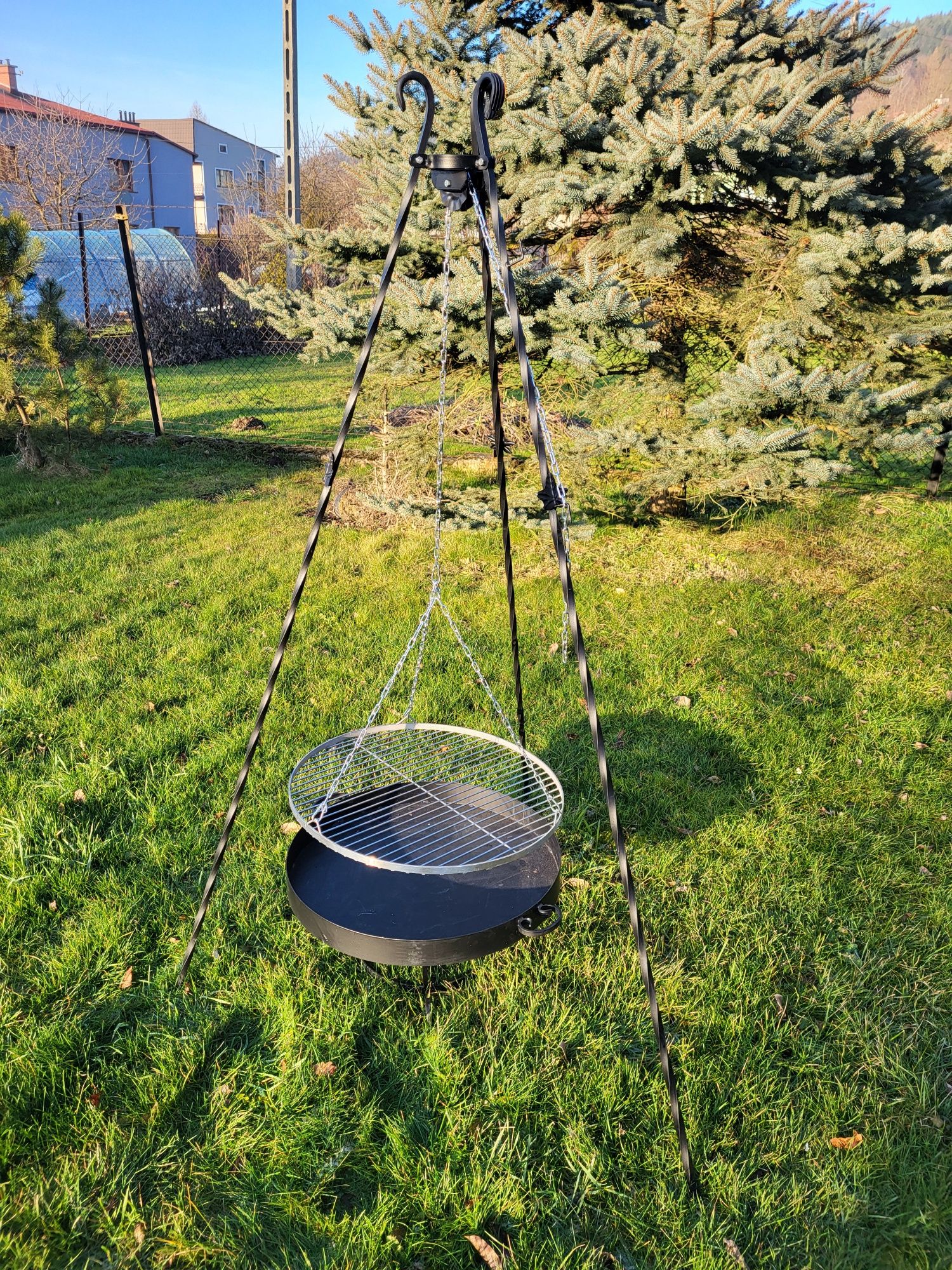 Grill ogrodowy na trójnogu, trójnóg, ruszt, palenisko.