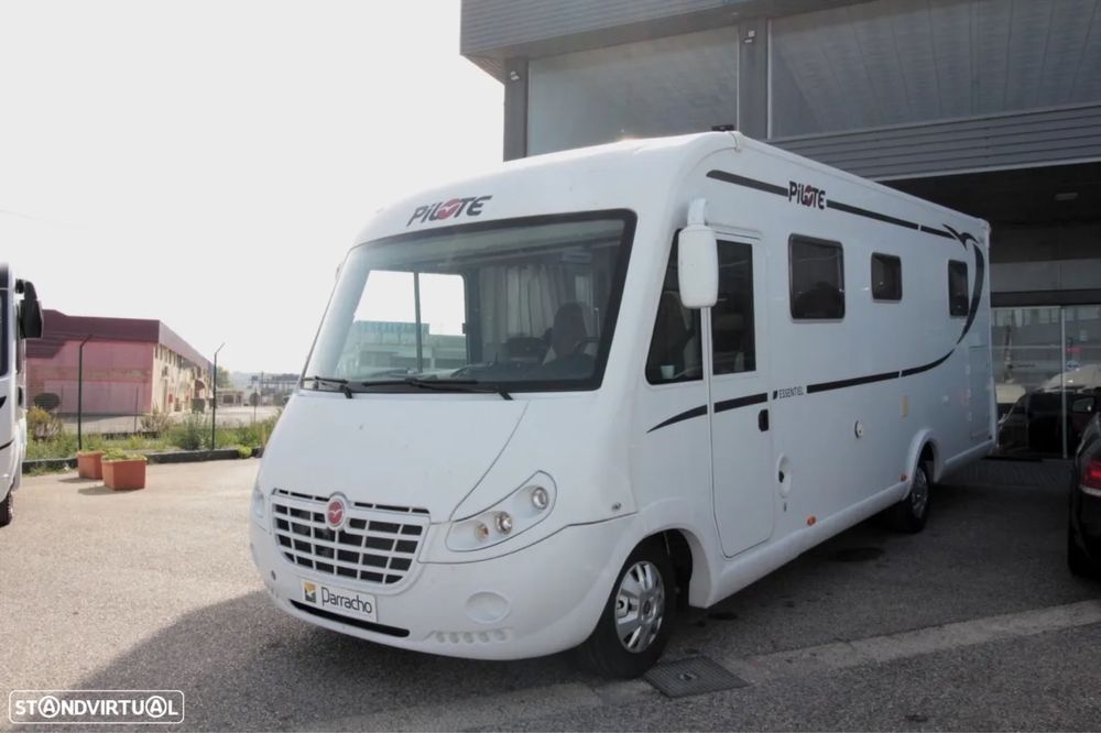 Autocaravana com cama central e A/C