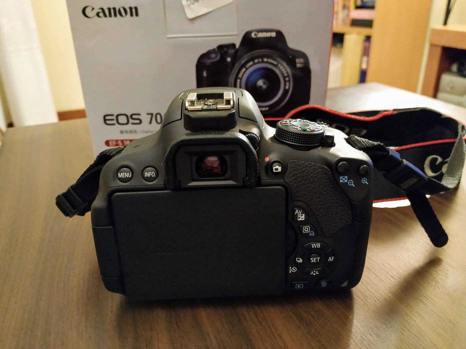 Máquina Fotográfica CANON EOS 700D - Impecável
