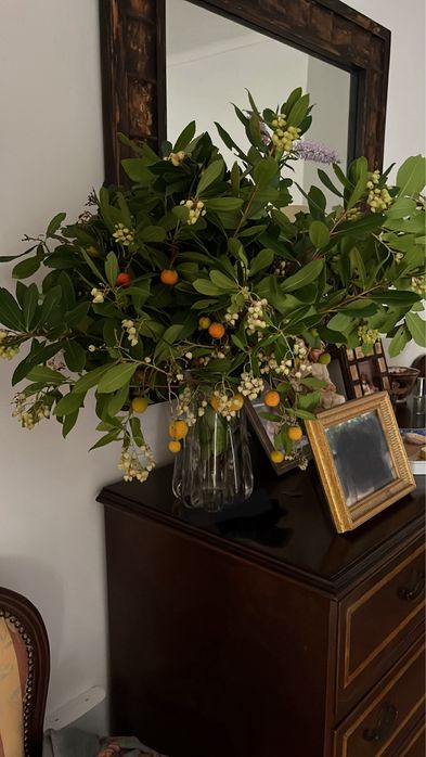 Faço arranjos com flores do campo com plantas de época.