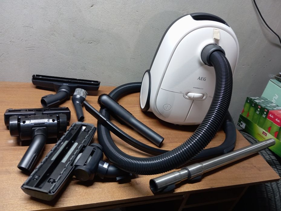 Пылесос мешковый AEG пилосос