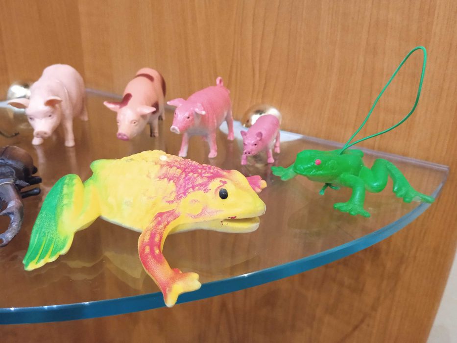 Фигурки животных(домашние животные): собаки, поросята,лягушка,паук,куз