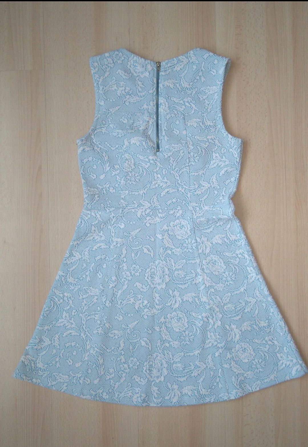 Błękitna rozkloszowana sukienka wygniatanie kwiaty Warehouse 38 M