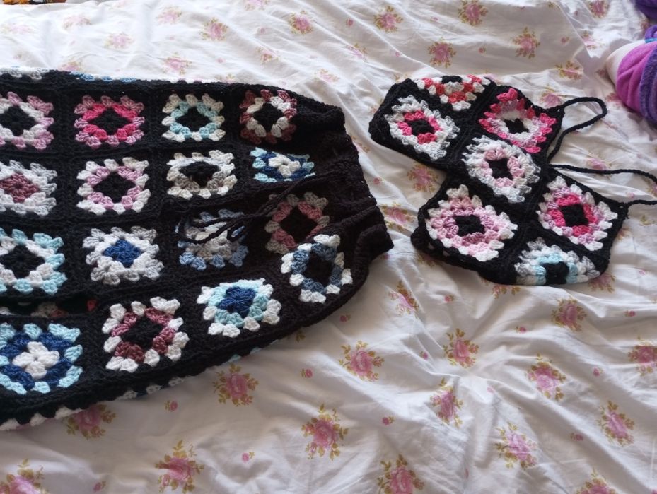 Top na szydełku kwiaty handmade kwadraty babuni