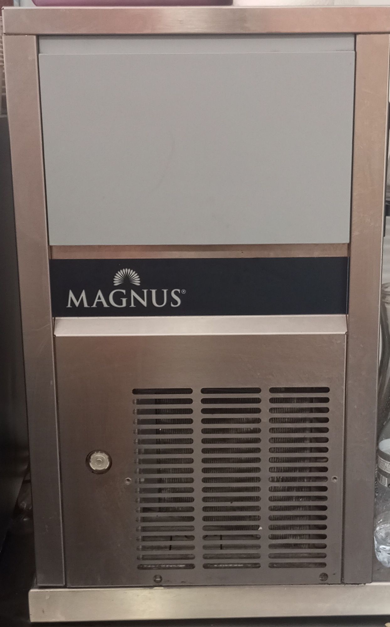MÁQUINA PARA FABRICAR GELO EM CUBOS 25 KG/24H DEPÓSITO 6 KG Magnus