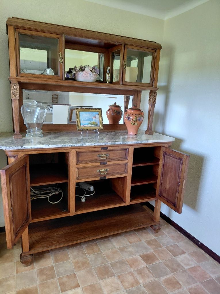 Louceiro antigo com pedra mármore