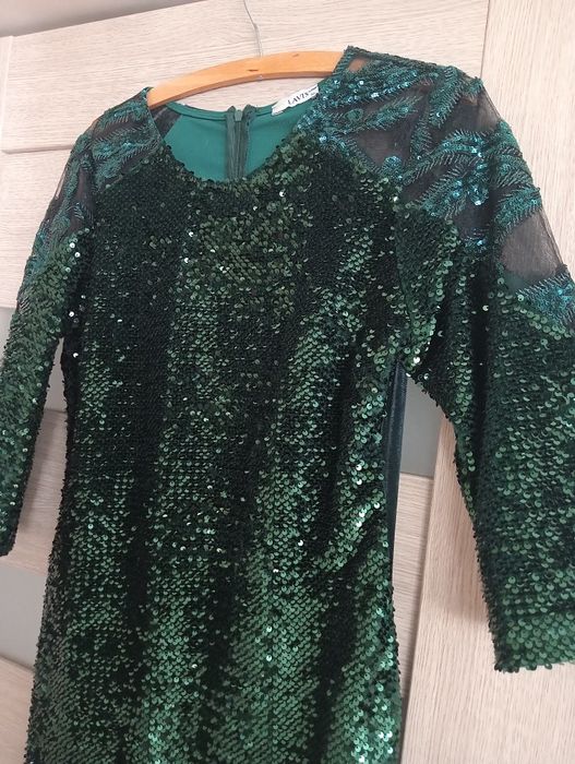 piękna sukienka do sesji zdjęciowej świątecznej do stołu wigilijnego n