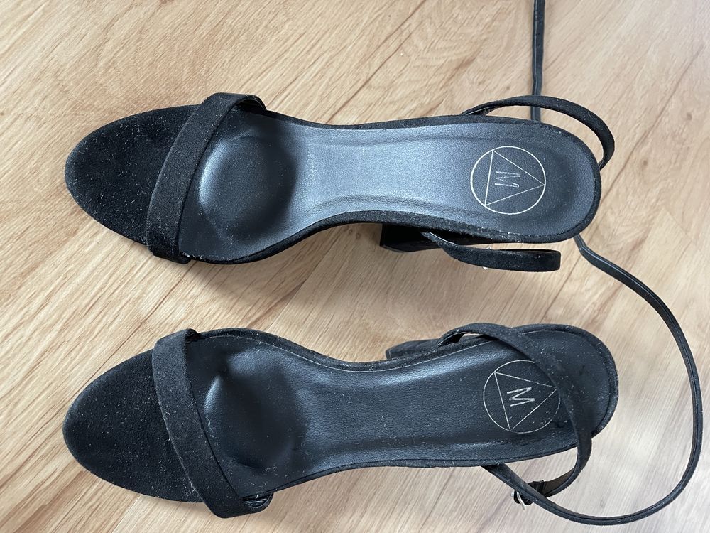 Buty na obcasie paski