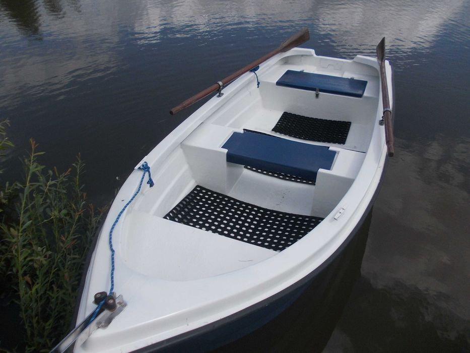 łódka wędkarska z wiosłami