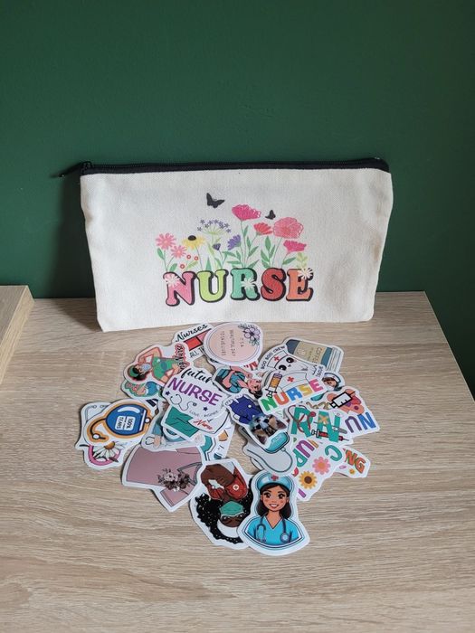 Kosmetyczka i naklejki dla pielęgniarki lub studentki pielęgniarstwa