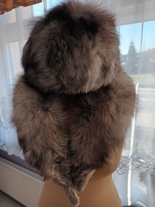 Czapka z lisa i kołnierz