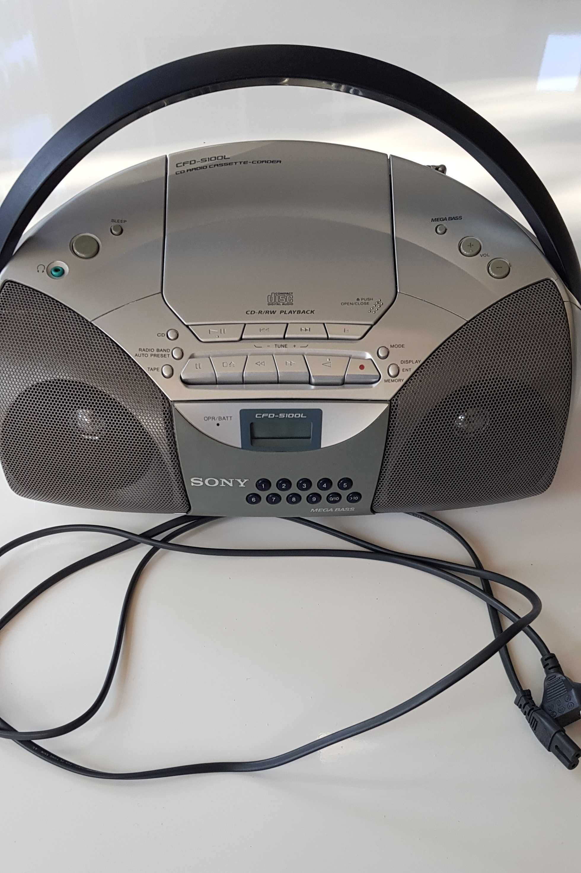 Vintage radio z magnetofonem kasetowym i odtwarzaczem CD