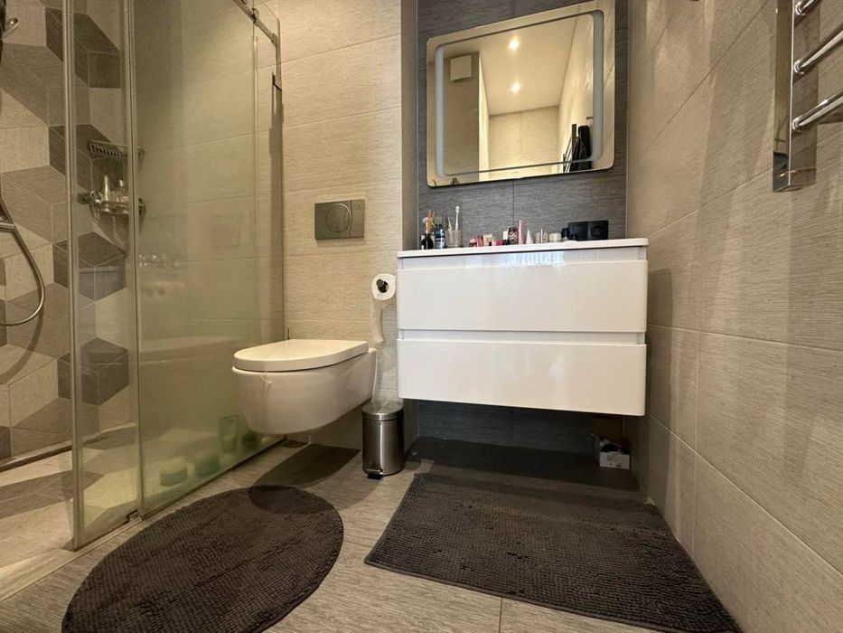 Продаю тумбу з раковиною та змішувачем.