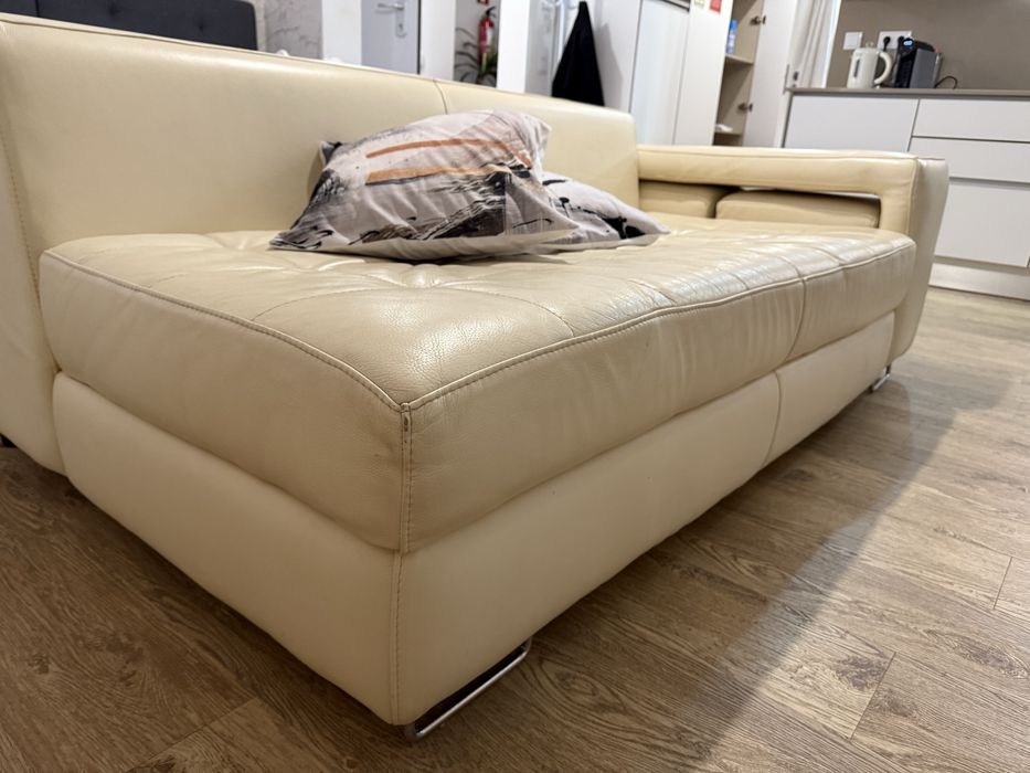 Sofa 2 lugares cor beje, com 2 pufs.