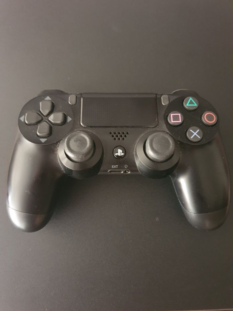 Playstation 4 + comando e jogo