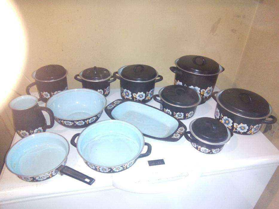 conjunto de tachos em ferro para cozinhar ou para enfeitar