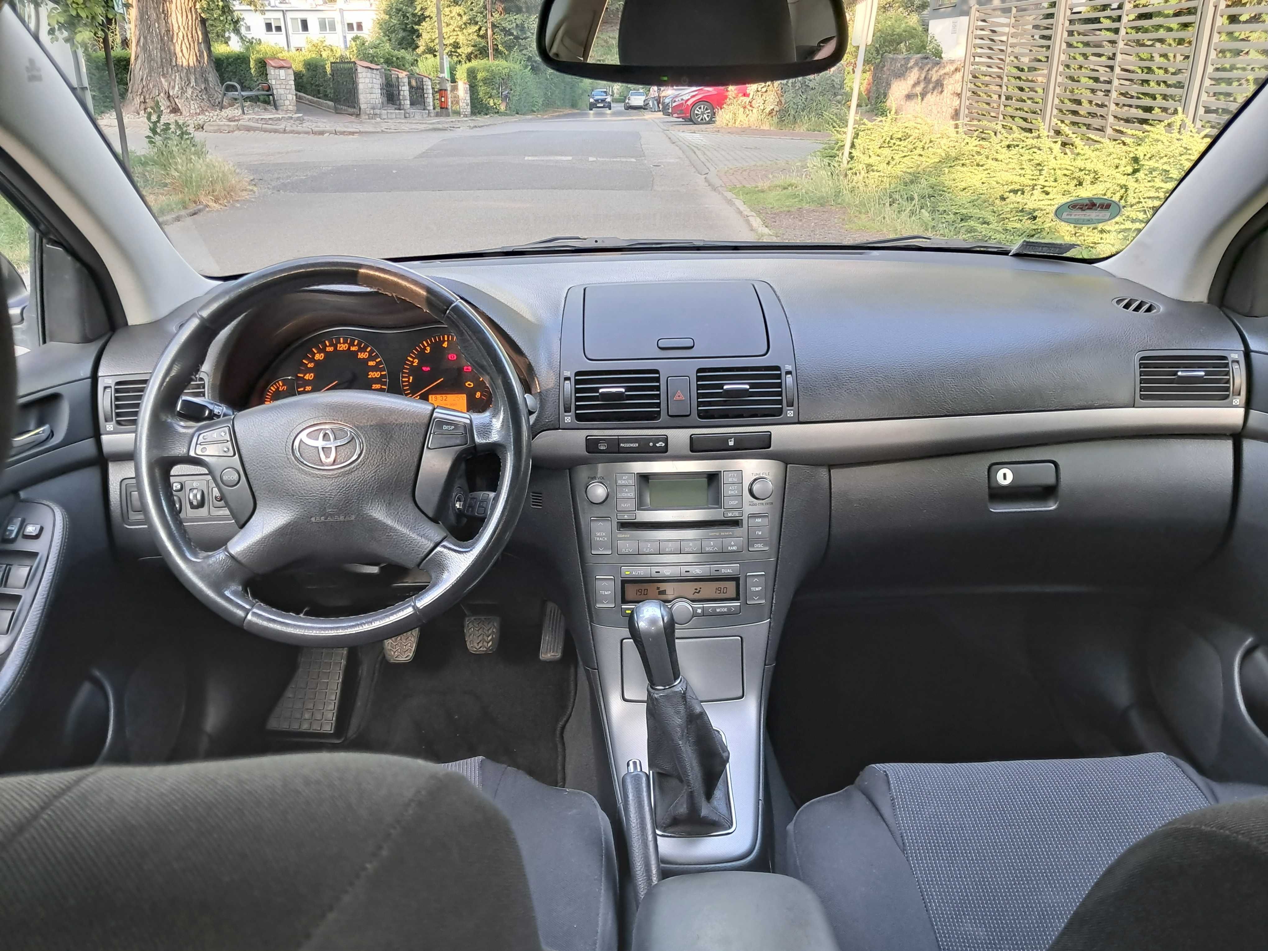 Toyota Avensis II 1.8 beznyna SOL