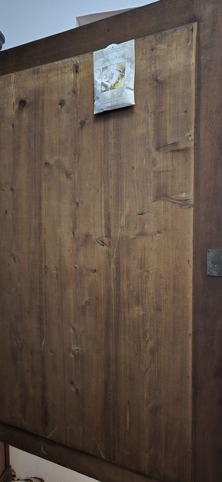 Móvel maciço centenário em bom estado