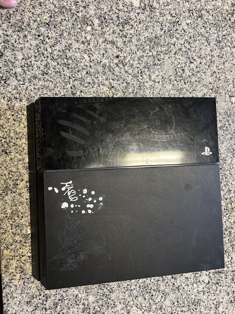 Playstation 4 (com comandos, fios e jogos)