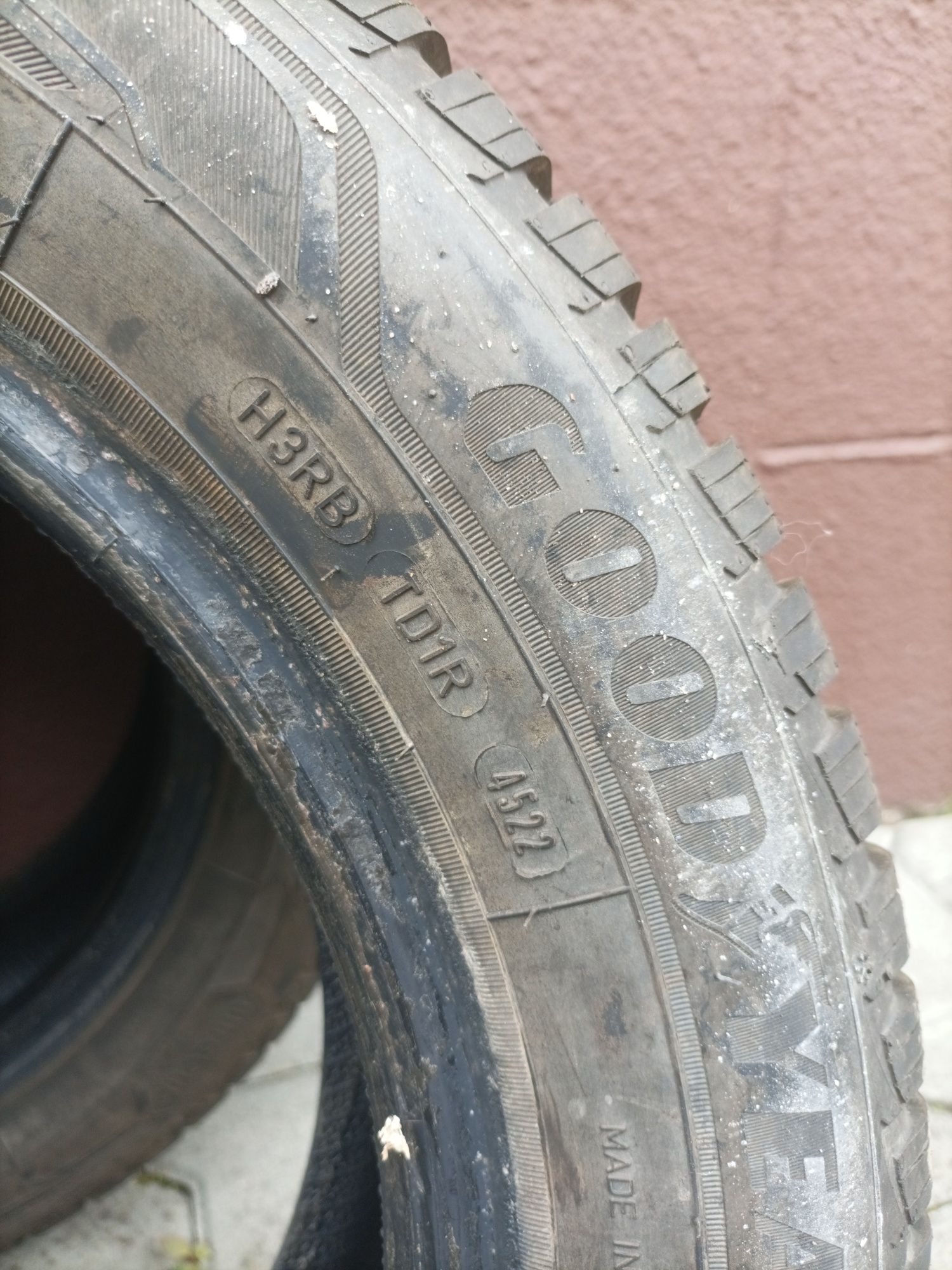 Opony zimowe Goodyear 195/60R15.