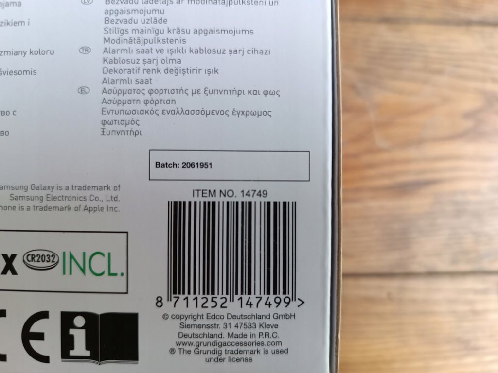 Ładowarka indukcyjna do smartfona z budzikiem.