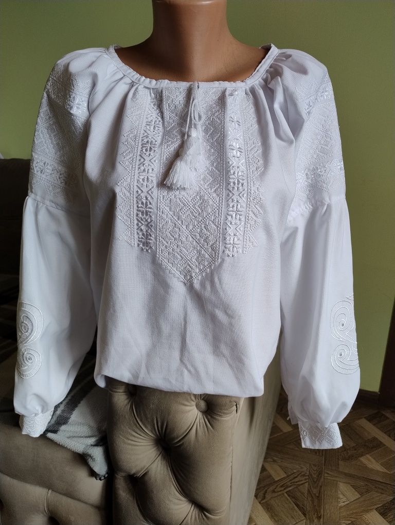 Жіноча вишиванка