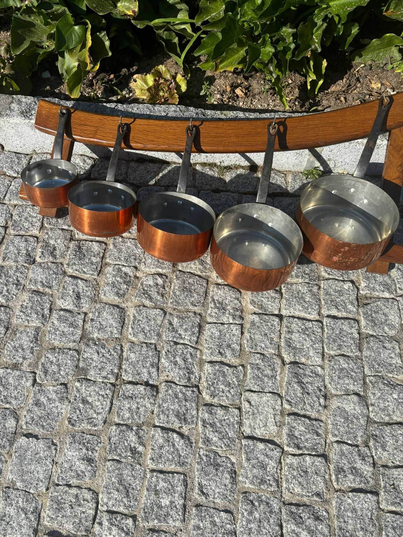Tachos em Cobre com Suporte Parede em Madeira