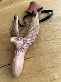 Z drewna proca w kształcie orła na prezent