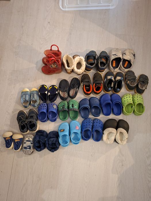 Vários pares de sapatos de menino entre o 20 e o 25