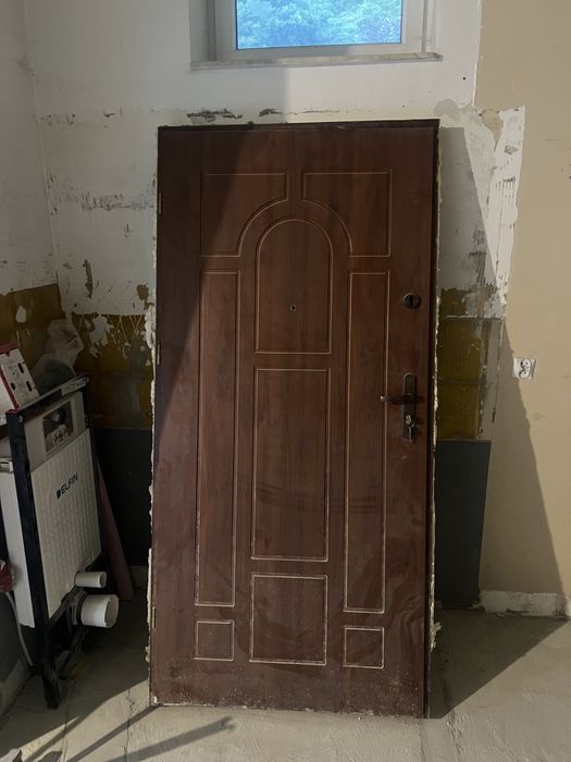Porzadne drzwi wejsciowe w dobrym stanie