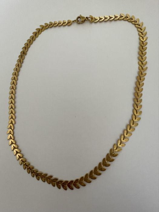 Colar dourado em aço