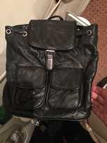Mochila mala bolsa em pele preta
